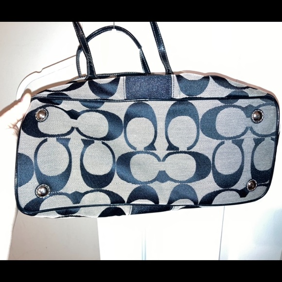 Gorgeous Coach Bag - Picture 4 of 16